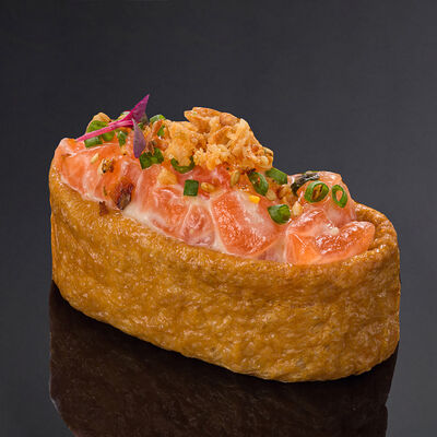 Инари с лососем в Bluefin по цене 640 ₽