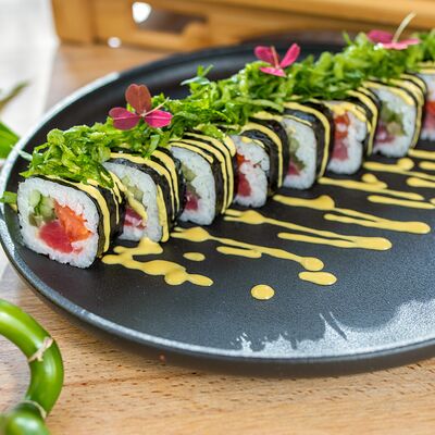 Ролл с тунцом и халапеньо в Nikkei Sushi Premium по цене 850 ₽