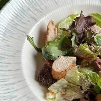 Лёгкий салат с цыплёнком, руколой и томатной заправкой в More More