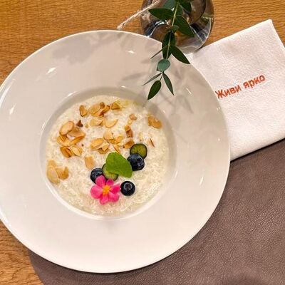 Каша рисовая с кокосовым молоком, лесными ягодами и ароматной ванилью в Болконский по цене 480 ₽