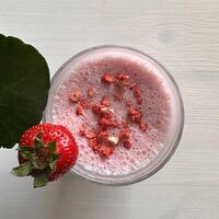 Клубничный молочный коктейль M в Berta