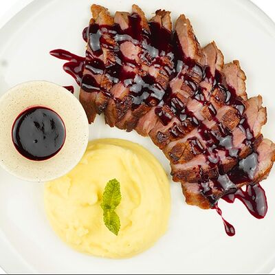 Филе утиной грудки с картофельным пюре и пармезаном в Тальятелло по цене 1800 ₽