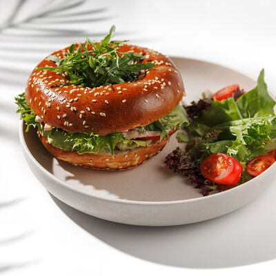 Бейгл с тунцом в Feromon по цене 690 ₽