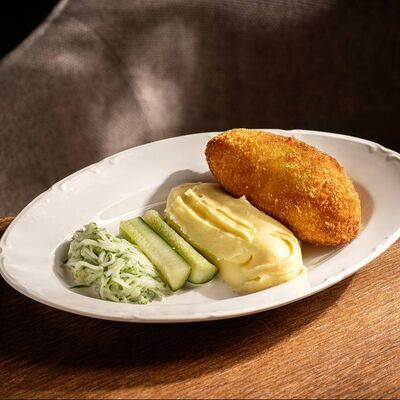 Котлета Де-Воляй, огуречный тартар, картофельное пюре в Коробок по цене 900 ₽