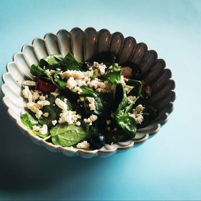 Салат со шпинатом и сыром брынза в Баклажан в ТЦ 