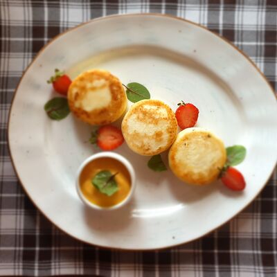 Сырники с апельсиновой цедрой и облепиховой сметаной в Пряный Тимьян по цене 335 ₽