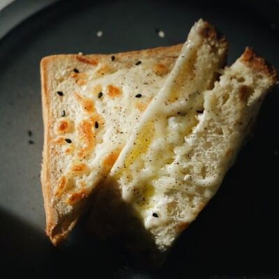 Сэндвич с моцареллой и трюфельным маслом в Renoir coffee по цене 390 ₽