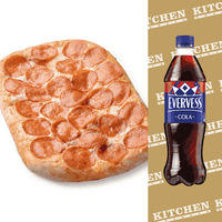 Пицца Пепперони и Evervess Кола в Кафе-бар Kitchen