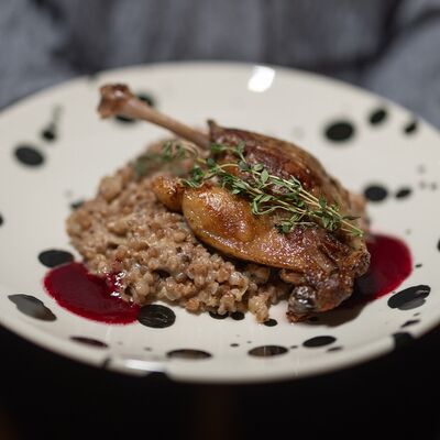 Утиная ножка с гречкой и маслом из смородины в Опера по цене 1090 ₽