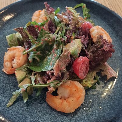 Салат с креветками и соусом айоли в Кинза и Руккола по цене 860 ₽