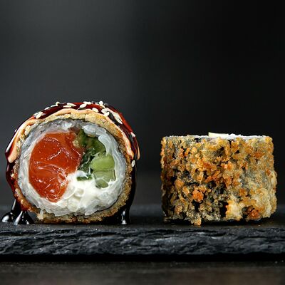 Ролл темпура с лососем в Loca Pizza по цене 720 ₽