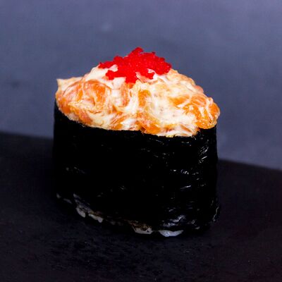 Гункан с лососем в SushiShark по цене 150 ₽