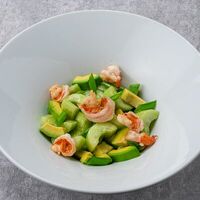 Салат из авокадо, хрустящих огурцов и тигровых креветок в Single