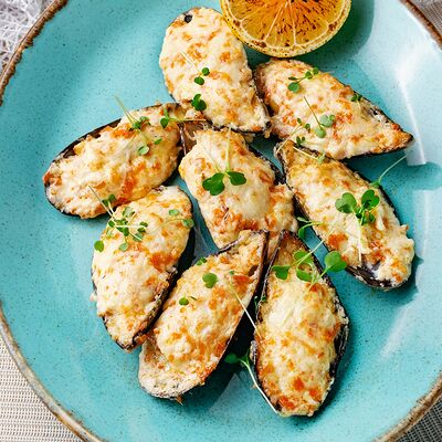 Запеченные мидии с шапкой из копченой курицы и икрой Тобико в Сен Тропе по цене 1185 ₽