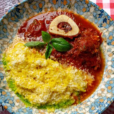 Щечки с пастой орзо и мозговой косточкой в Итальянцы по цене 960 ₽