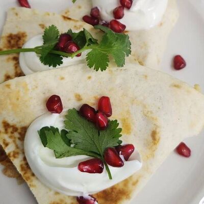 Кесадилья с моцареллой, черри и базиликом в La Vida loca по цене 420 ₽