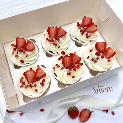 Ванильные капкейки с клубничной начинкой 6 штук в Con Amore по цене 1990 ₽