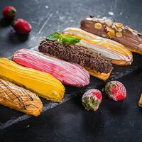 Эклеры в ассортименте в A la Russe - Русская Кухня