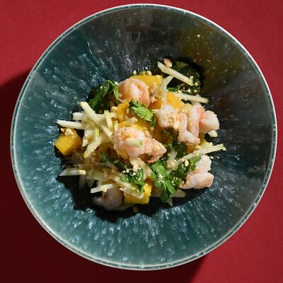 Тайский салат сом там с креветкой в Ики изакая по цене 650 ₽