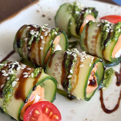 Рулетики из слабосоленой семги с мягким сыром в Акватория по цене 595 ₽