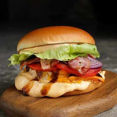 Бургер Чикен бекон в FRIENDLOUNGE по цене 620 ₽