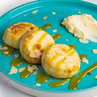 Сырники с муссом из манго в Coffee Cake по цене 450 ₽