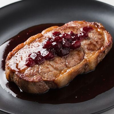 Свинина под клюквенно-медовым соусом в Бизон по цене 795 ₽