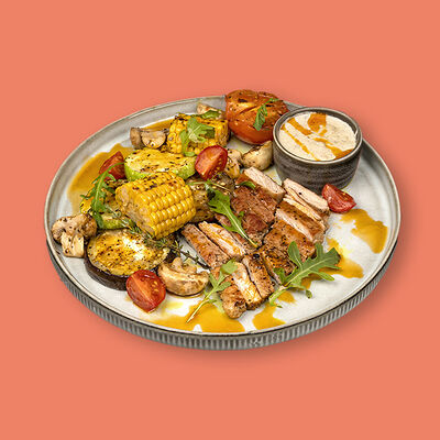 Отбивная из свинины с овощами гриль и перечным соусом в Додома по цене 945 ₽