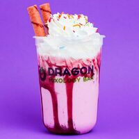 Молочный клубничный коктейль в Dragon Mixology Bar