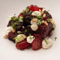 Вяленая свекла с грейпфрутом и кремом из горгондзолы в Ресторан More