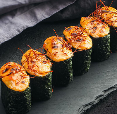 Запеченные суши в соусе спайси в Gaijin по цене 1060 ₽