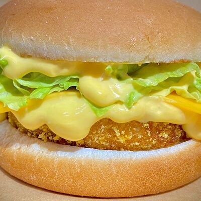 Сырный бургер с цыпленком в ЗА ОБЕ ЩЁКИ по цене 200 ₽