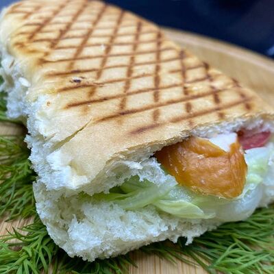 Панини с куриной грудкой и сыром Филадельфия в Хачапурка по цене 370 ₽