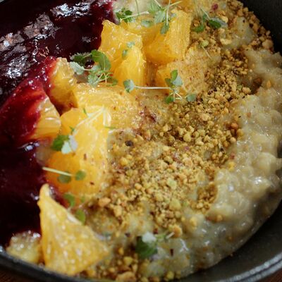 Фисташковая рисовая каша с апельсиноми ежевичным соусом в Хюгге Сырный ресторан по цене 540 ₽