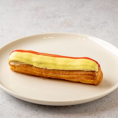 Эклер Банановый в Кондитерская La mousse по цене 265 ₽