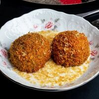 Черные аранчини и белый соусв Цех