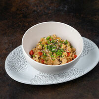 Жареный рис с курицей и овощами в Город детей