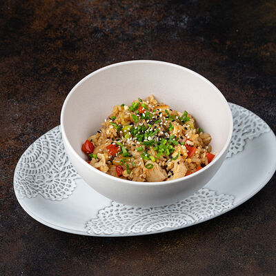 Жареный рис с курицей и овощами в Город детей по цене 410 ₽