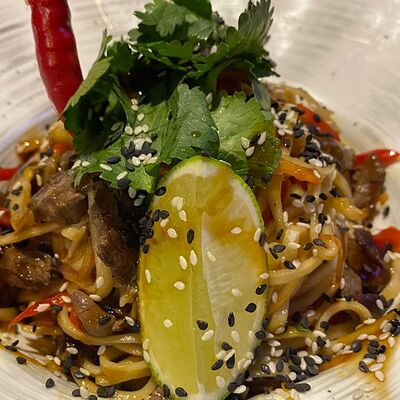 Вок говядина в Караоке Соло по цене 580 ₽