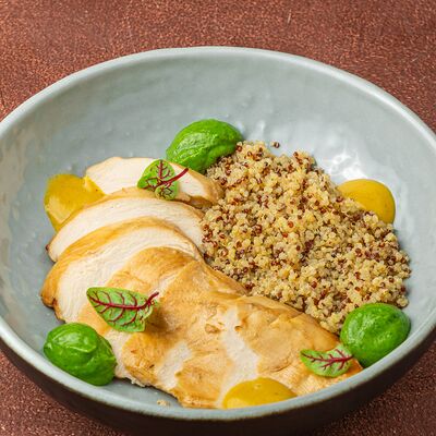 Куриная грудка с киноа и соусом Сальса-верде в Привет по цене 750 ₽