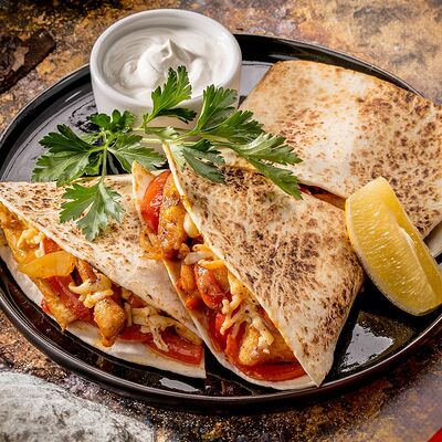 Кесадилья с курицей в СъелБыСам по цене 299 ₽