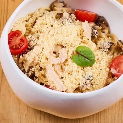Паста с курицей и соусом Том ям в 4 сыра по цене 620 ₽