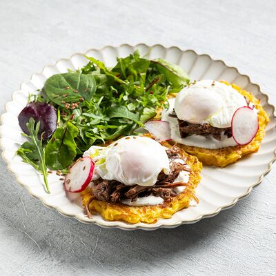 Картофельные драники с томленой говядиной и яйцом пашот в Bandeatos по цене 759 ₽