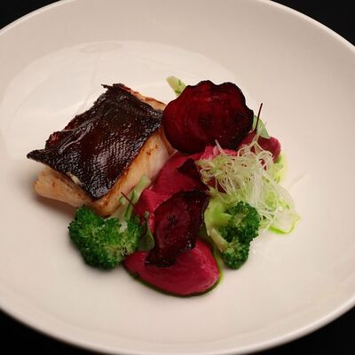 Черная треска с пюре из печеной свеклы, сельдерея и богучарских семечекв Черная река по цене 1100 ₽