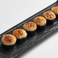 Запеченный ролл с лососем и сырным соусом в Mojo