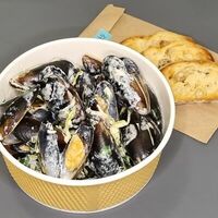 Мидии в сливочном соусе с хрустящими гренками (кето) в Пирс 23