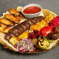 Квартет на мангале из мясных блюд с овощами в Дубай