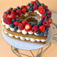 Торт открытый медовик с ягодами сердце Маме в Vanilka