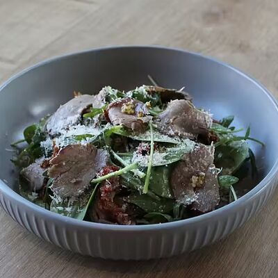 Салат с ростбифом и томатами в Bella Strada по цене 990 ₽