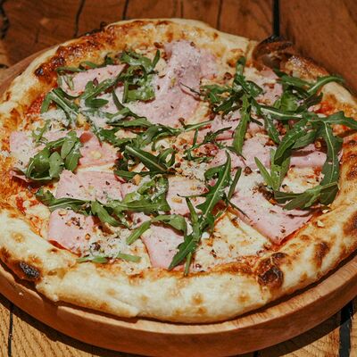 Пицца с мортаделлой и фисташкой 22 см в Rekki Pizza & Cocktail Bar по цене 970 ₽